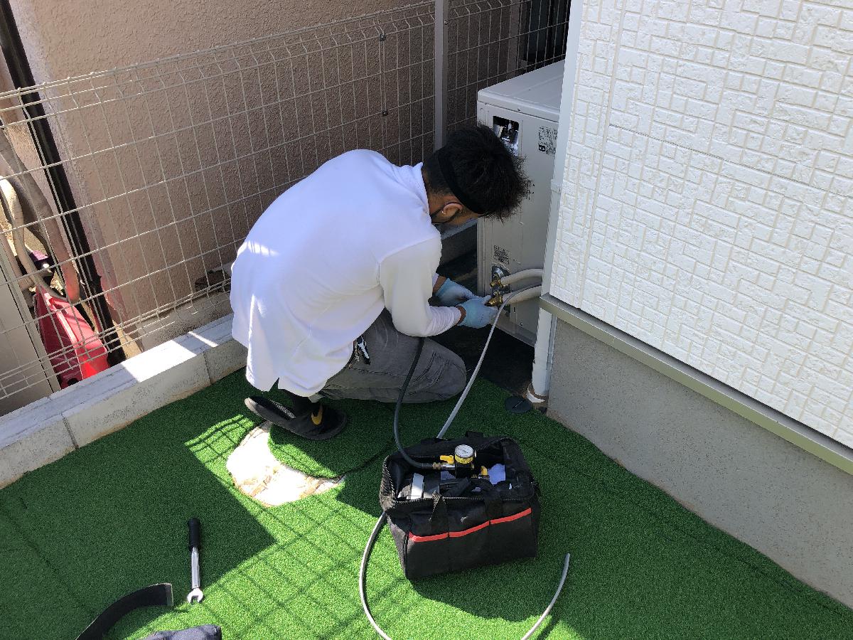 ルームエアコン室外機取り付け