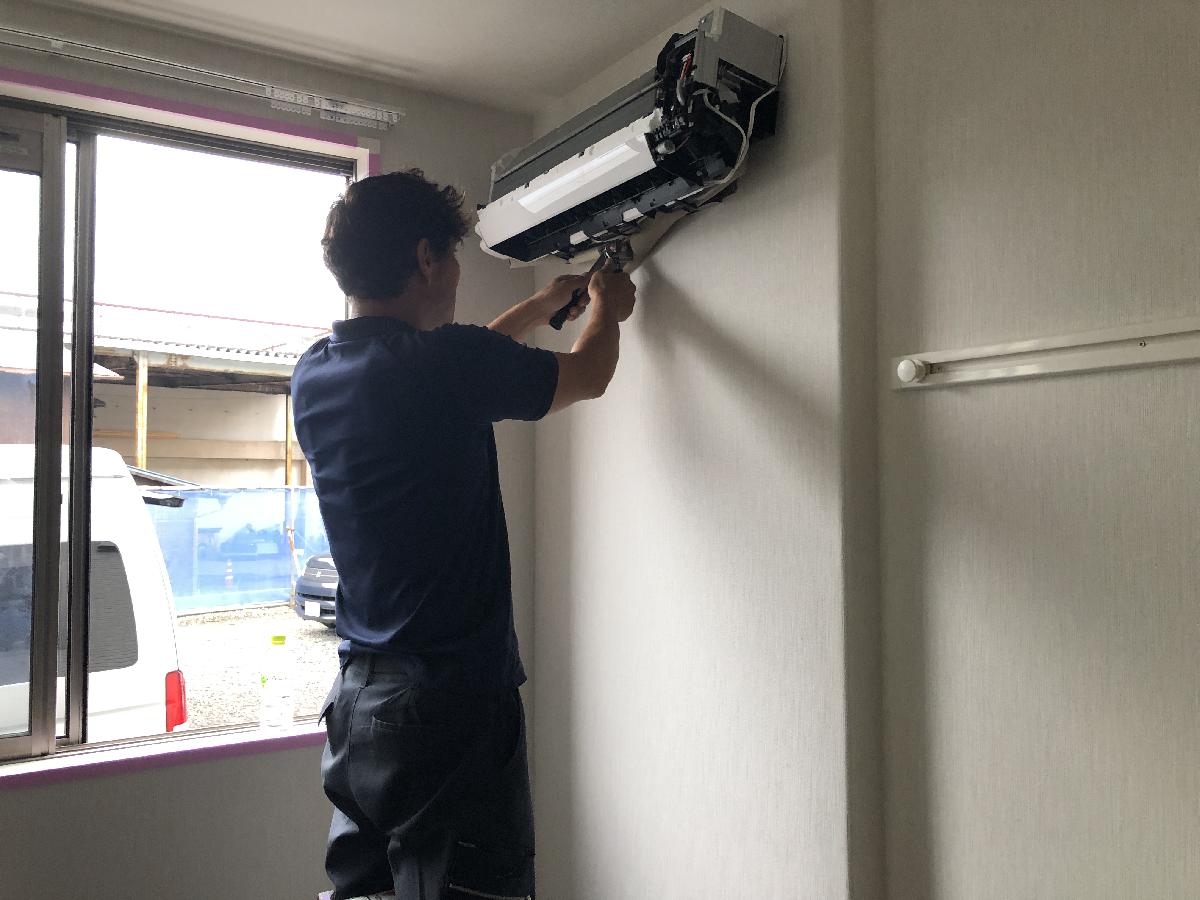 ルームエアコン室内機取り付け（隠蔽配管）