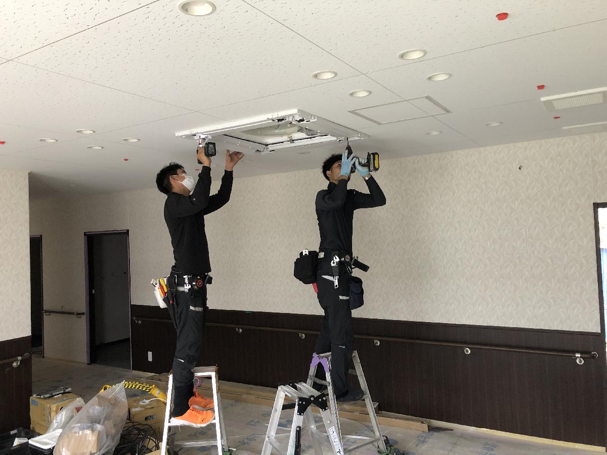 業務用エアコン室内機取り付け